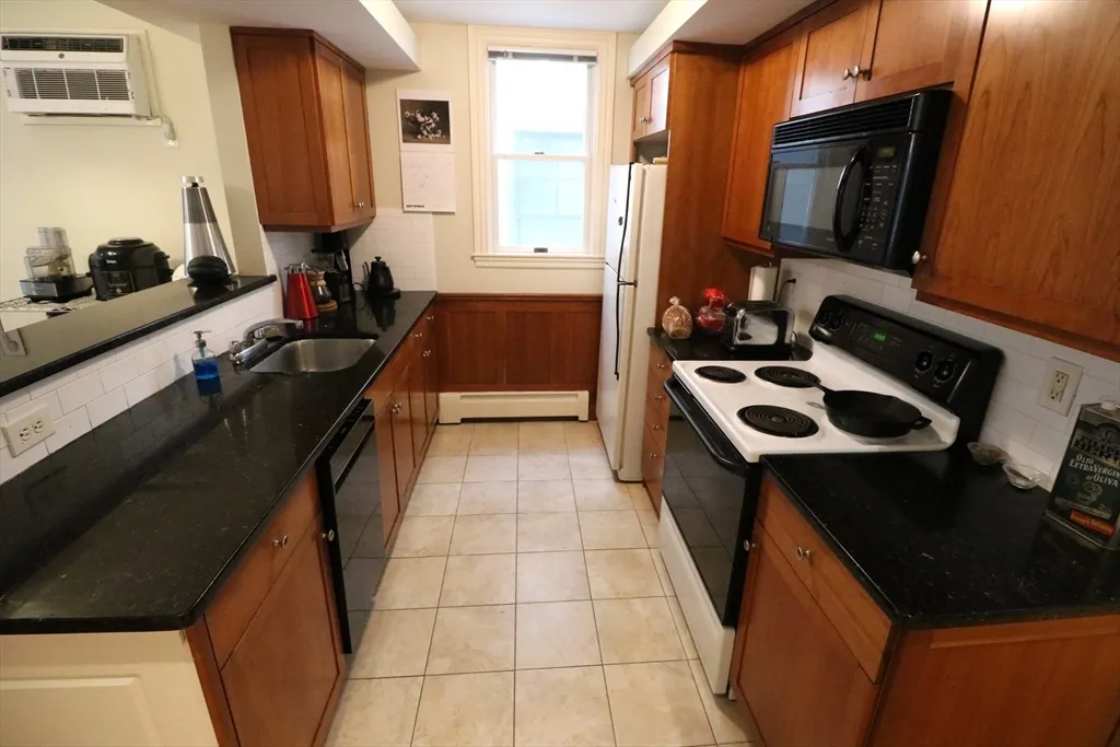 2 bed, 1 bath apartment for rent at 8 Caldwell Ave Unit 2, Ward Two — photo 6 of 16