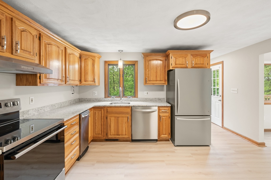 3 bed, 1 bath apartment for rent at 8 Candice Ct Unit 8, Woburn — photo 5 of 29