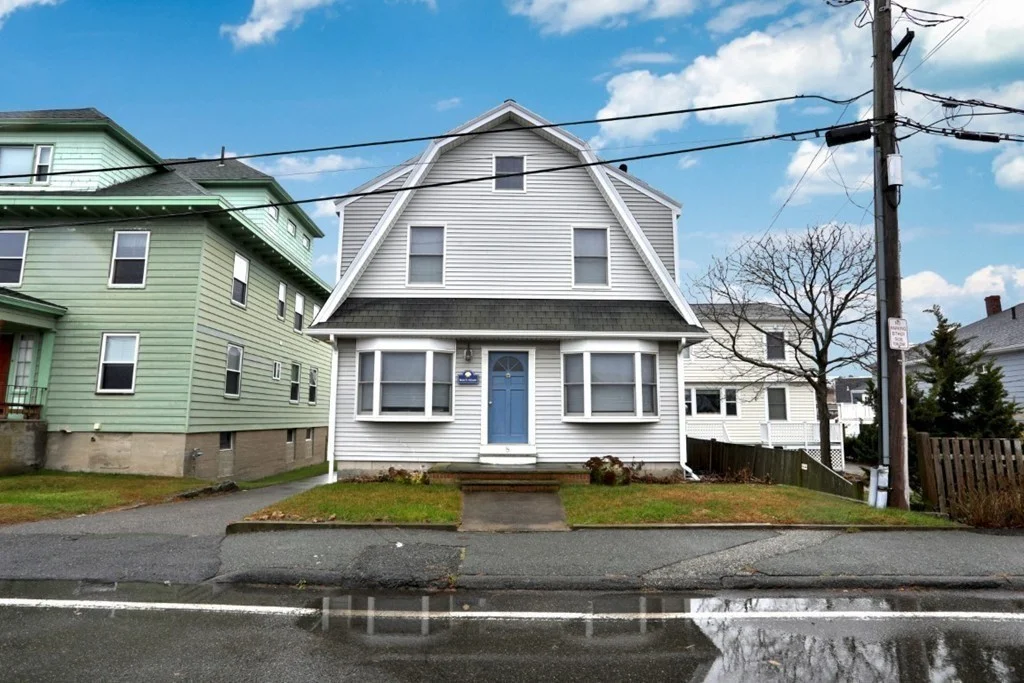 3 bed, 2 bath apartment for rent at 8 Castle Rd, Nahant — photo 3 of 34