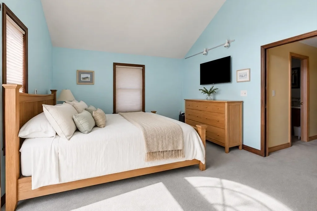 3 bed, 2 bath apartment for rent at 8 Castle Rd, Nahant — photo 15 of 24