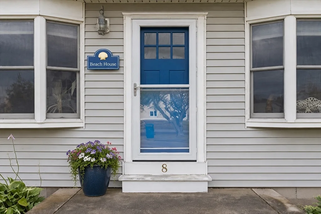 3 bed, 2 bath apartment for rent at 8 Castle Rd, Nahant — photo 3 of 24