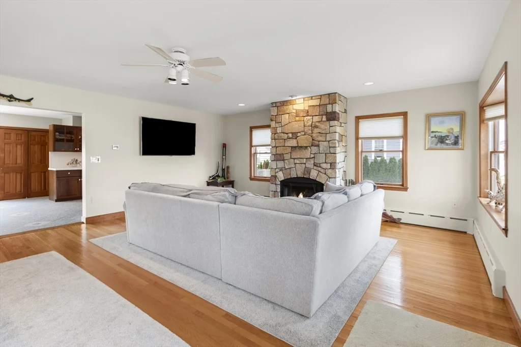 3 bed, 2 bath apartment for rent at 8 Castle Rd, Nahant — photo 5 of 24