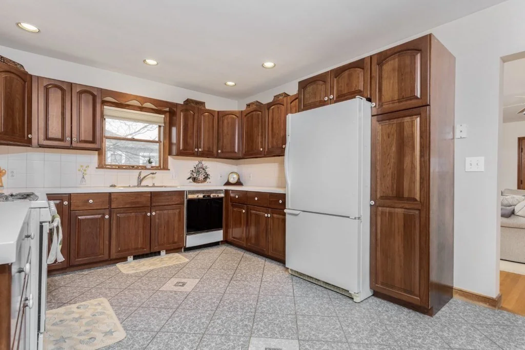 3 bed, 2 bath apartment for rent at 8 Castle Rd, Nahant — photo 13 of 34