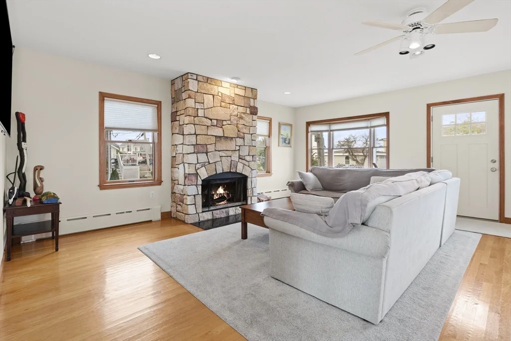 3 bed, 2 bath apartment for rent at 8 Castle Rd, Nahant — photo 6 of 24