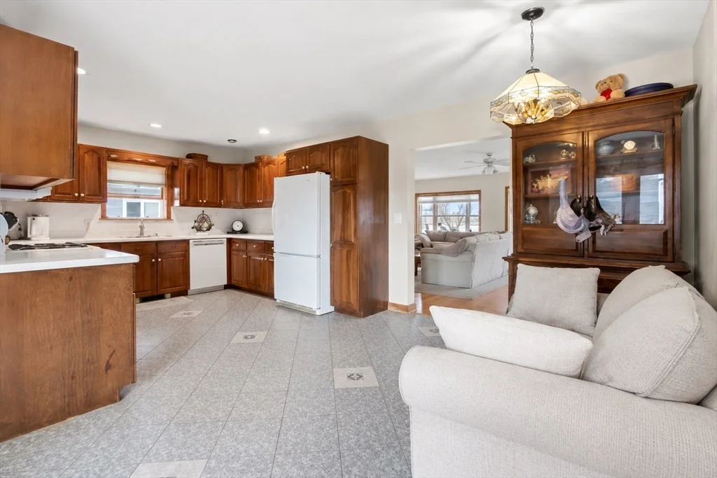 3 bed, 2 bath apartment for rent at 8 Castle Rd, Nahant — photo 12 of 24