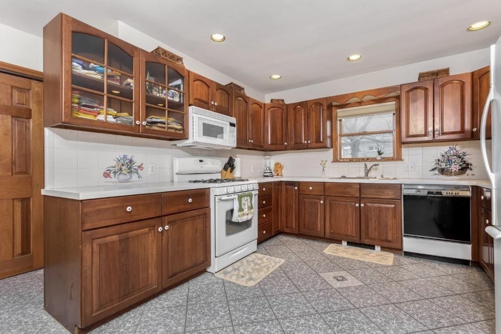 3 bed, 2 bath apartment for rent at 8 Castle Rd, Nahant — photo 12 of 34
