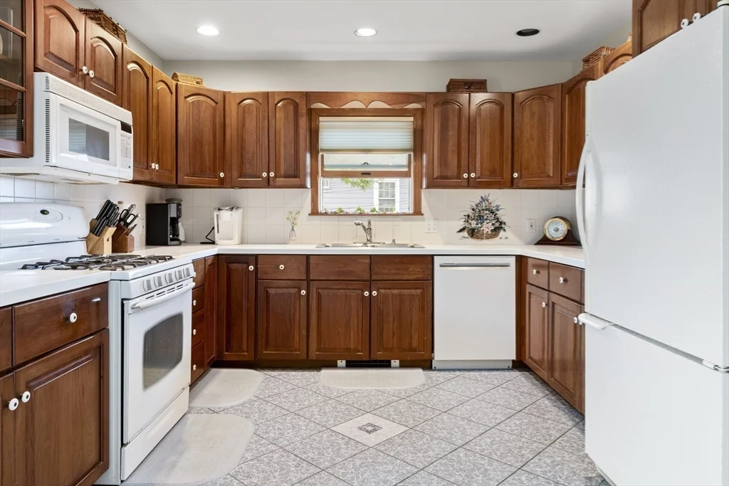 3 bed, 2 bath apartment for rent at 8 Castle Rd, Nahant — photo 11 of 24