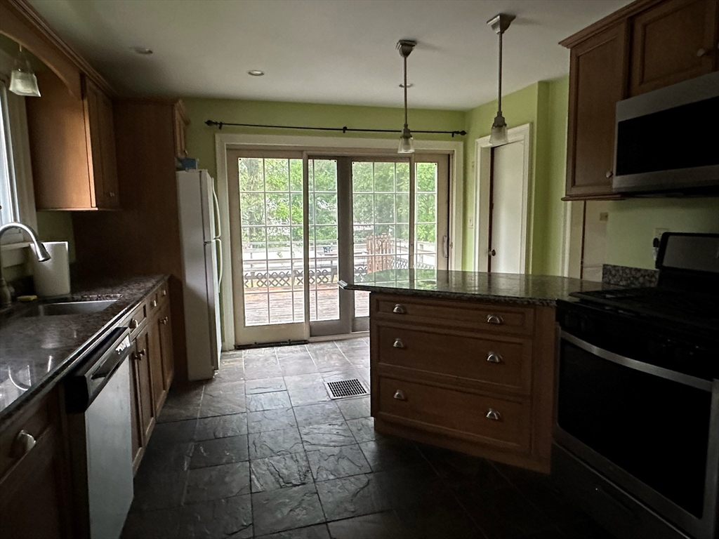 2 bed, 1 bath apartment for rent at 8 Castle Rd, Wayland — photo 5 of 22