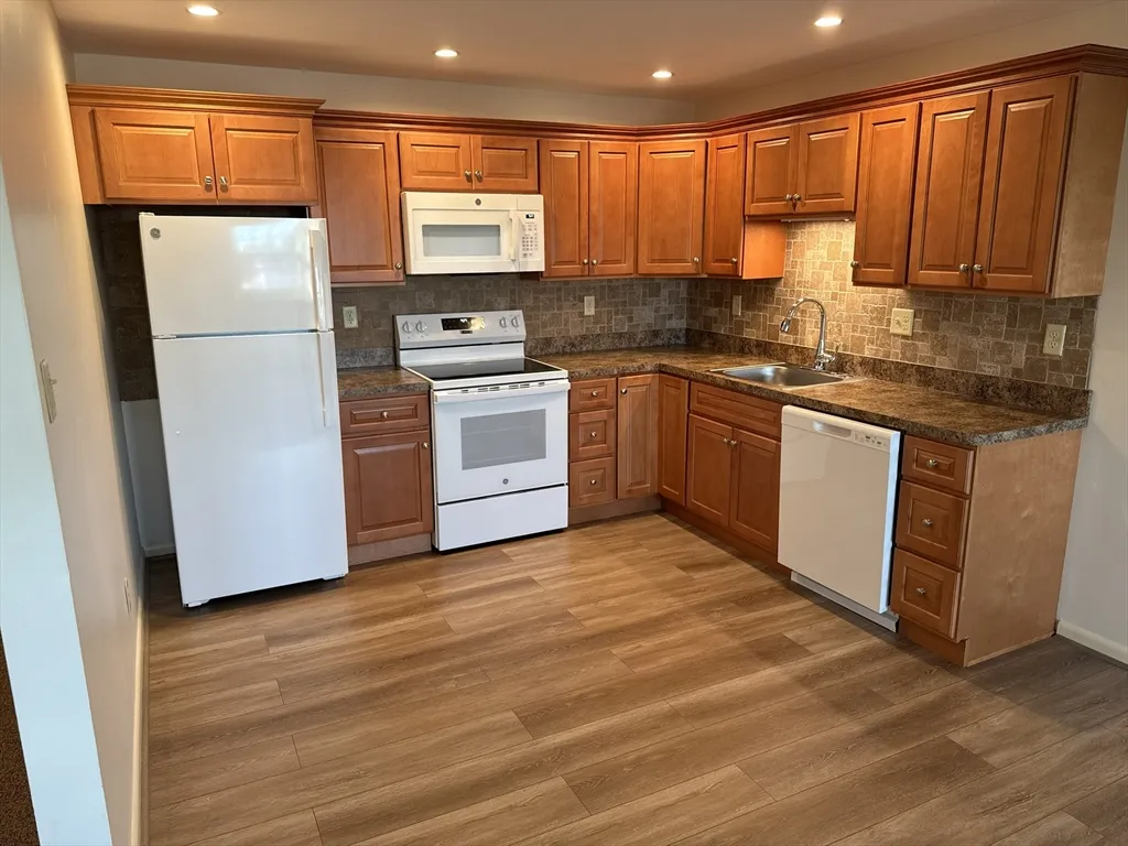 1 bed, 1 bath apartment for rent at 8 Chauncy Unit 53, Weymouth — photo 3 of 10