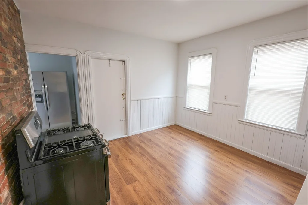 3 bed, 1 bath apartment for rent at 8 Colonial Ave Unit 2, Dorchester — photo 3 of 4