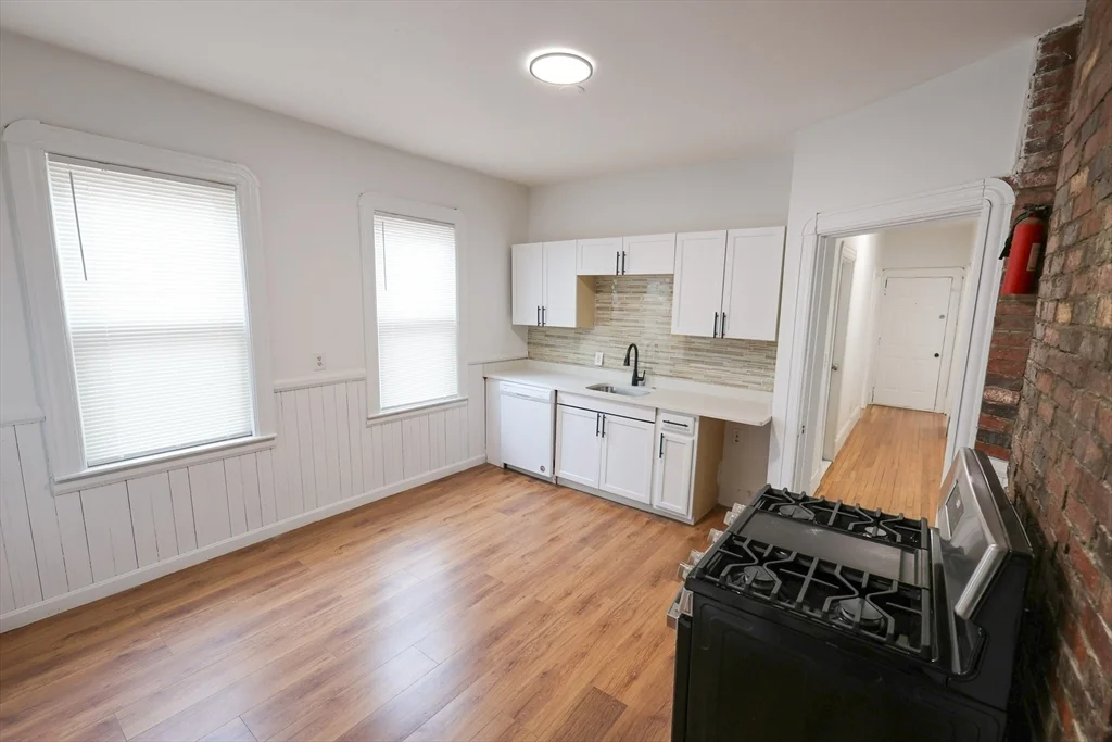 3 bed, 1 bath apartment for rent at 8 Colonial Ave Unit 2, Dorchester — photo 4 of 4