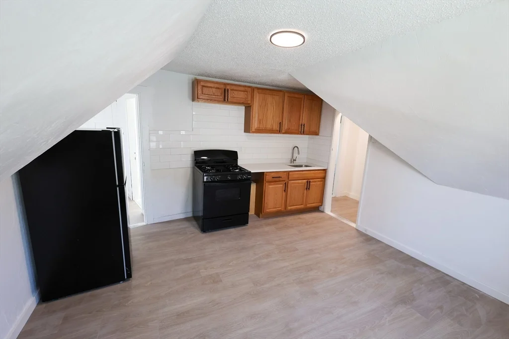 2 bed, 1 bath apartment for rent at 8 Colonial Ave Unit 3, Dorchester — photo 4 of 11