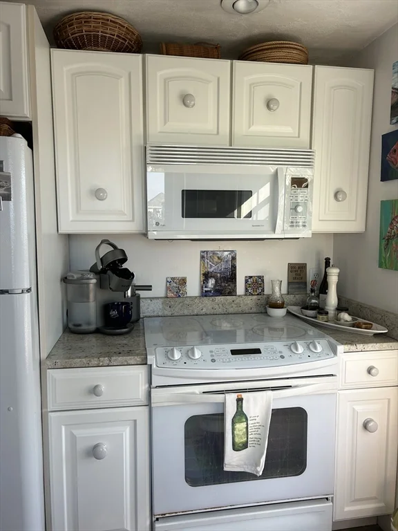 2 bed, 1 bath apartment for rent at 8 Cove Rd, Little Neck — photo 2 of 18