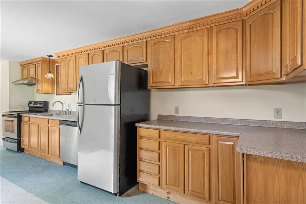 4 bed, 2 bath apartment for rent at 8 Crown St Unit 8, Worcester — photo 15 of 30
