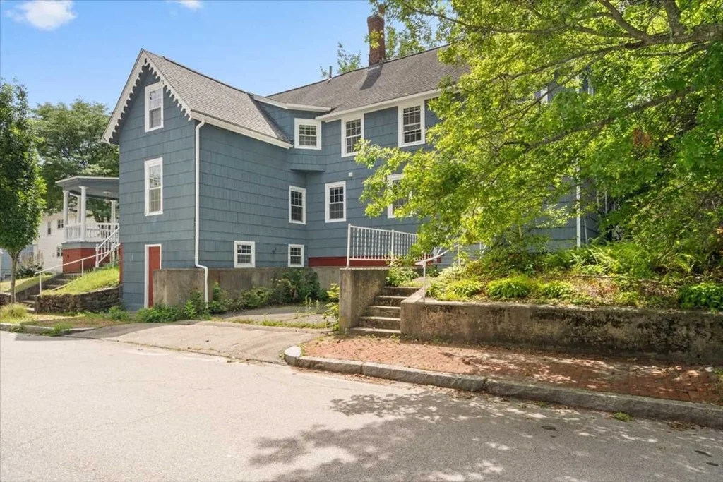 4 bed, 2 bath apartment for rent at 8 Crown St Unit 8, Worcester — photo 4 of 30