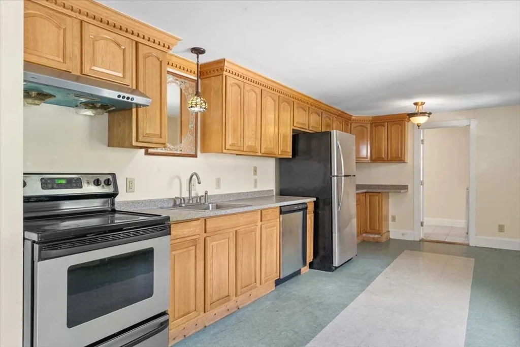 4 bed, 2 bath apartment for rent at 8 Crown St Unit 8, Worcester — photo 13 of 30