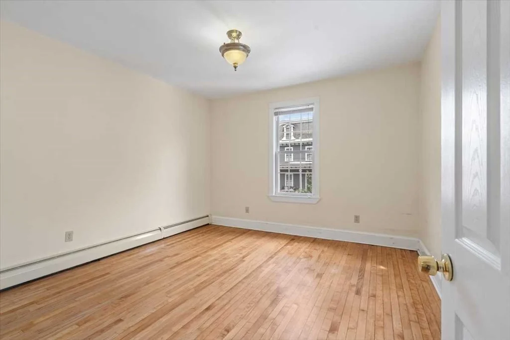 4 bed, 2 bath apartment for rent at 8 Crown St Unit 8, Worcester — photo 11 of 30