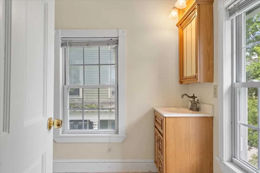 4 bed, 2 bath apartment for rent at 8 Crown St Unit 8, Worcester — photo 21 of 30