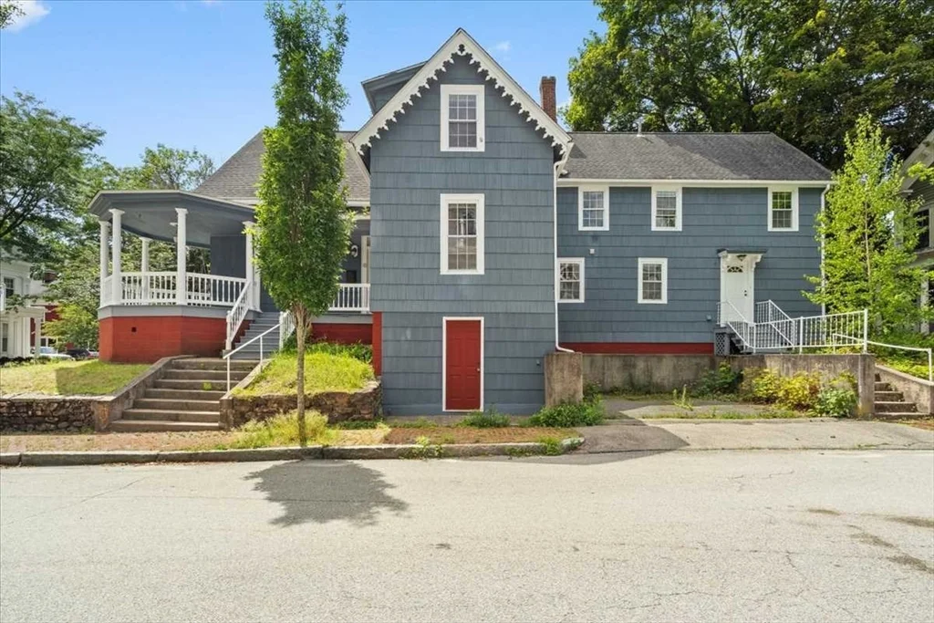 4 bed, 2 bath apartment for rent at 8 Crown St Unit 8, Worcester — photo 3 of 30