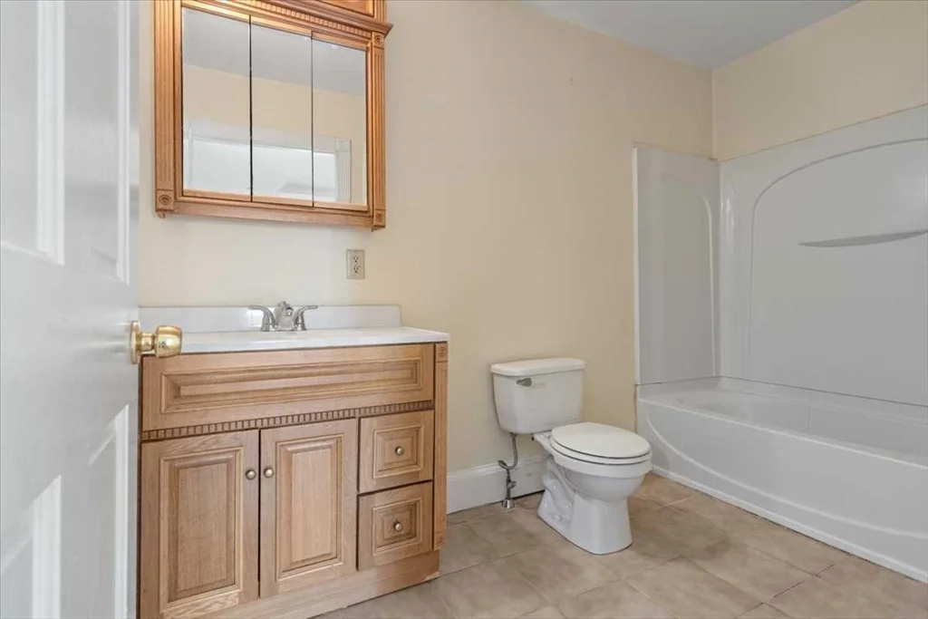 4 bed, 2 bath apartment for rent at 8 Crown St Unit 8, Worcester — photo 25 of 30