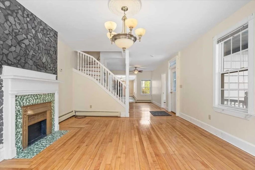 4 bed, 2 bath apartment for rent at 8 Crown St Unit 8, Worcester — photo 9 of 30