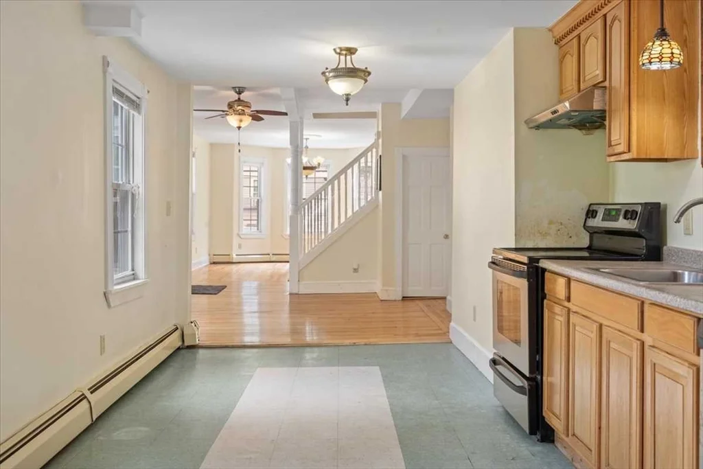 4 bed, 2 bath apartment for rent at 8 Crown St Unit 8, Worcester — photo 16 of 30