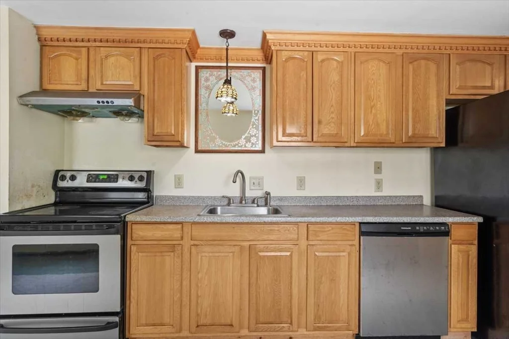 4 bed, 2 bath apartment for rent at 8 Crown St Unit 8, Worcester — photo 14 of 30