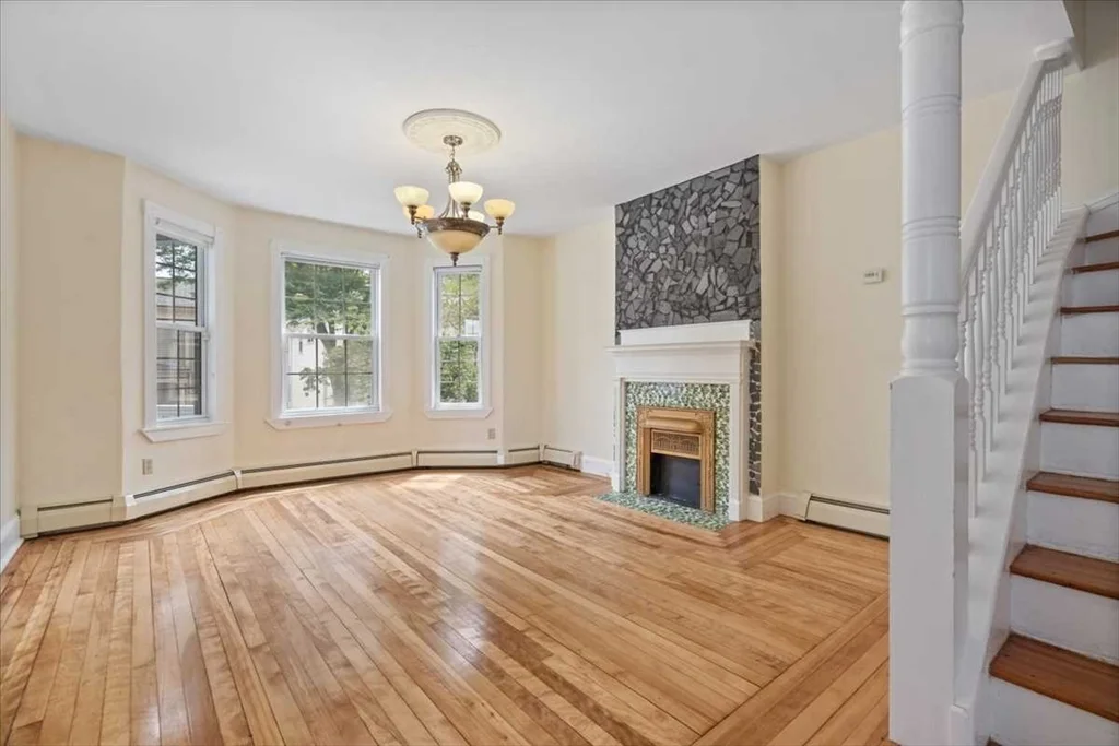 4 bed, 2 bath apartment for rent at 8 Crown St Unit 8, Worcester — photo 8 of 30