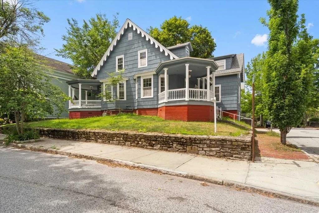 4 bed, 2 bath apartment for rent at 8 Crown St Unit 8, Worcester — photo 5 of 30