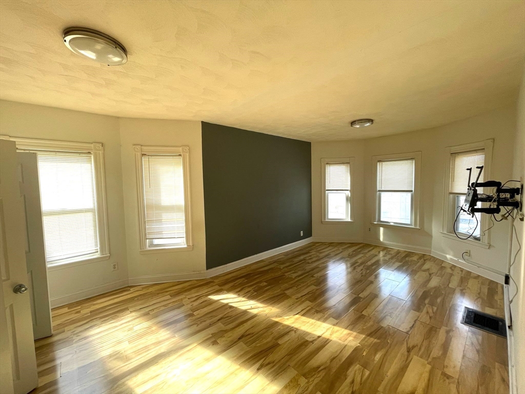 3 bed, 1 bath apartment for rent at 8 Dane Unit 2, Everett — photo 1 of 15