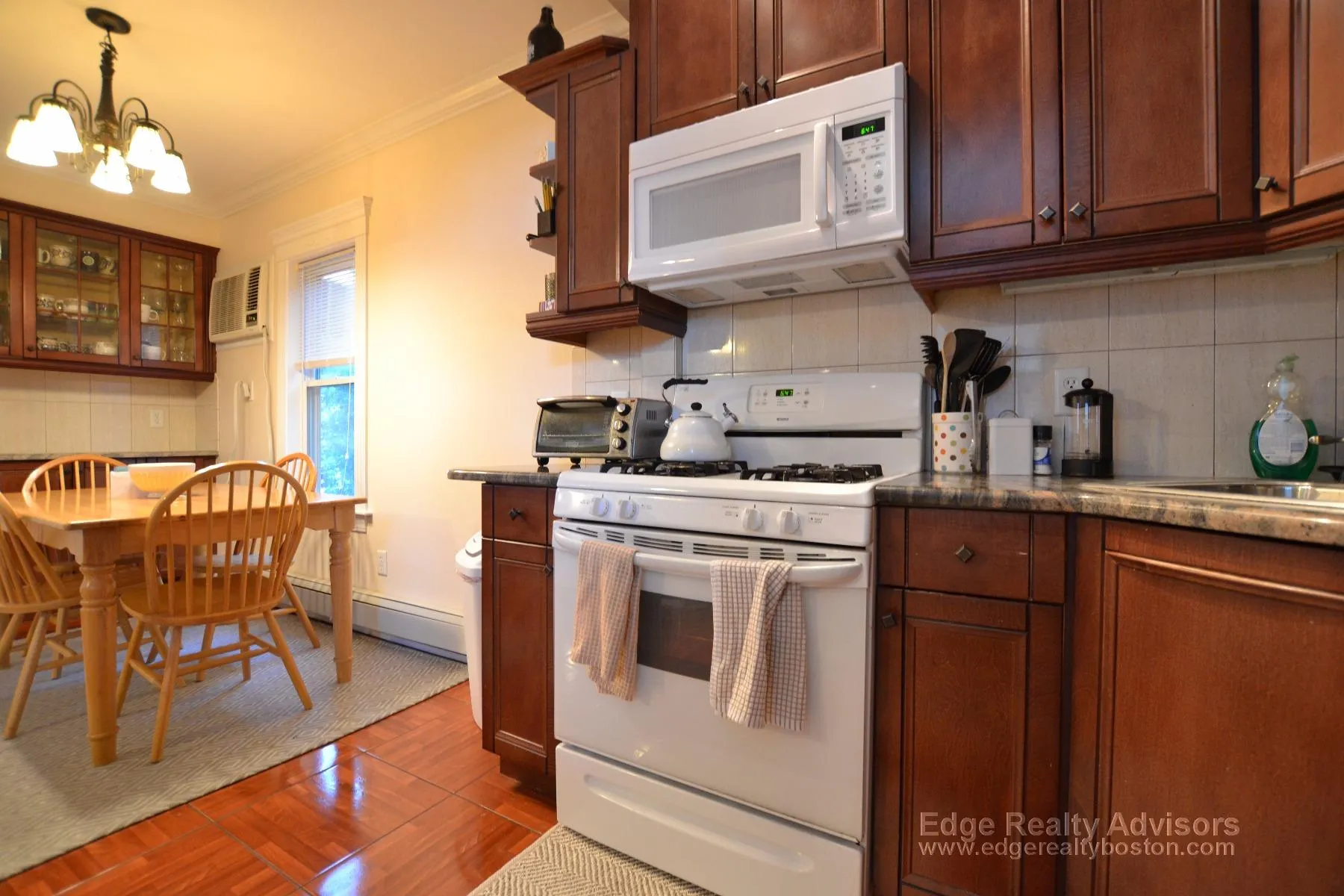 3 bed, 2 bath apartment for rent at 8 Delaware Pl Unit 3, Brighton — photo 2 of 12