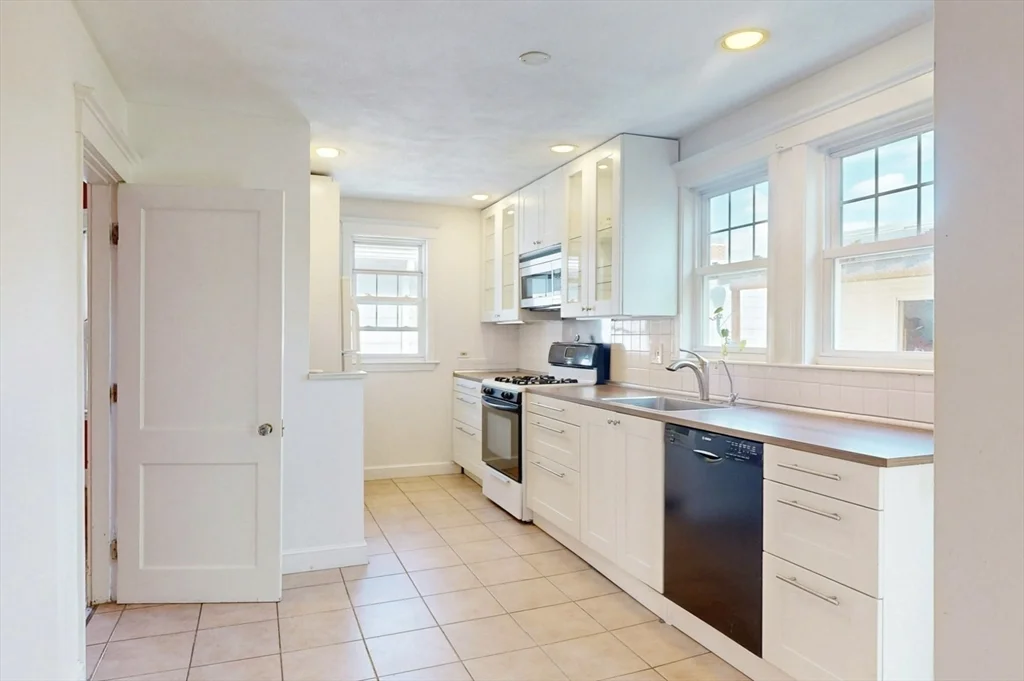 3 bed, 2 bath apartment for rent at 8 Douglas Ave Unit 2, Winter Hill — photo 10 of 24