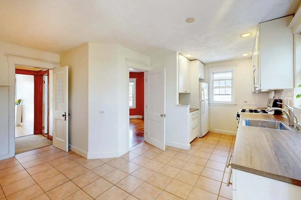 3 bed, 2 bath apartment for rent at 8 Douglas Ave Unit 2, Winter Hill — photo 11 of 24