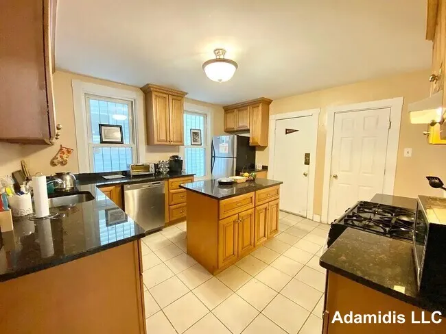 3 bed, 2 bath apartment for rent at 8 Eldora St Unit 1, Mission Hill — photo 4 of 7
