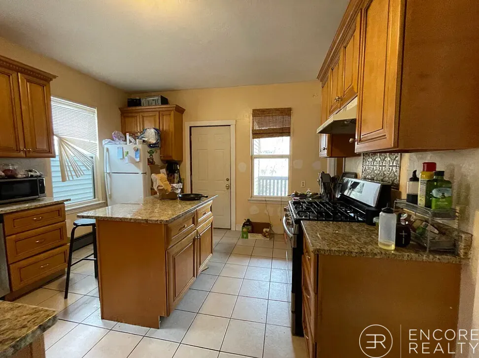 3 bed, 2 bath apartment for rent at 8 Eldora St Unit 3, Mission Hill — photo 2 of 4