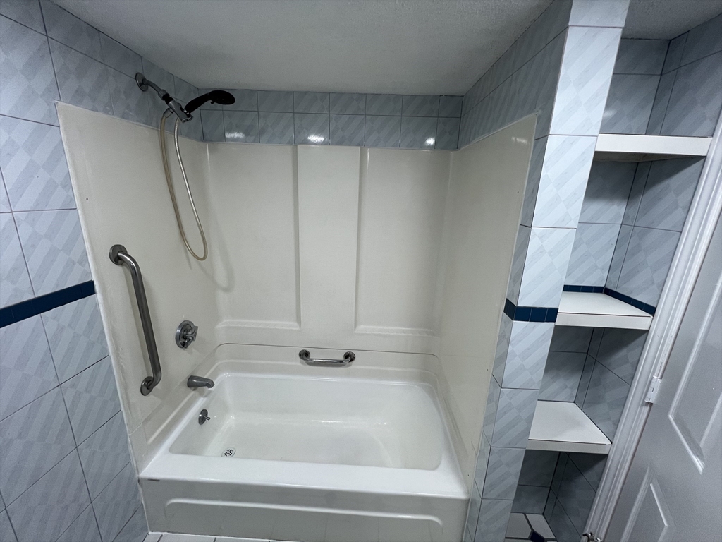 2 bed, 1 bath apartment for rent at 8 Federal St Unit 1 Rear, Warren — photo 4 of 9