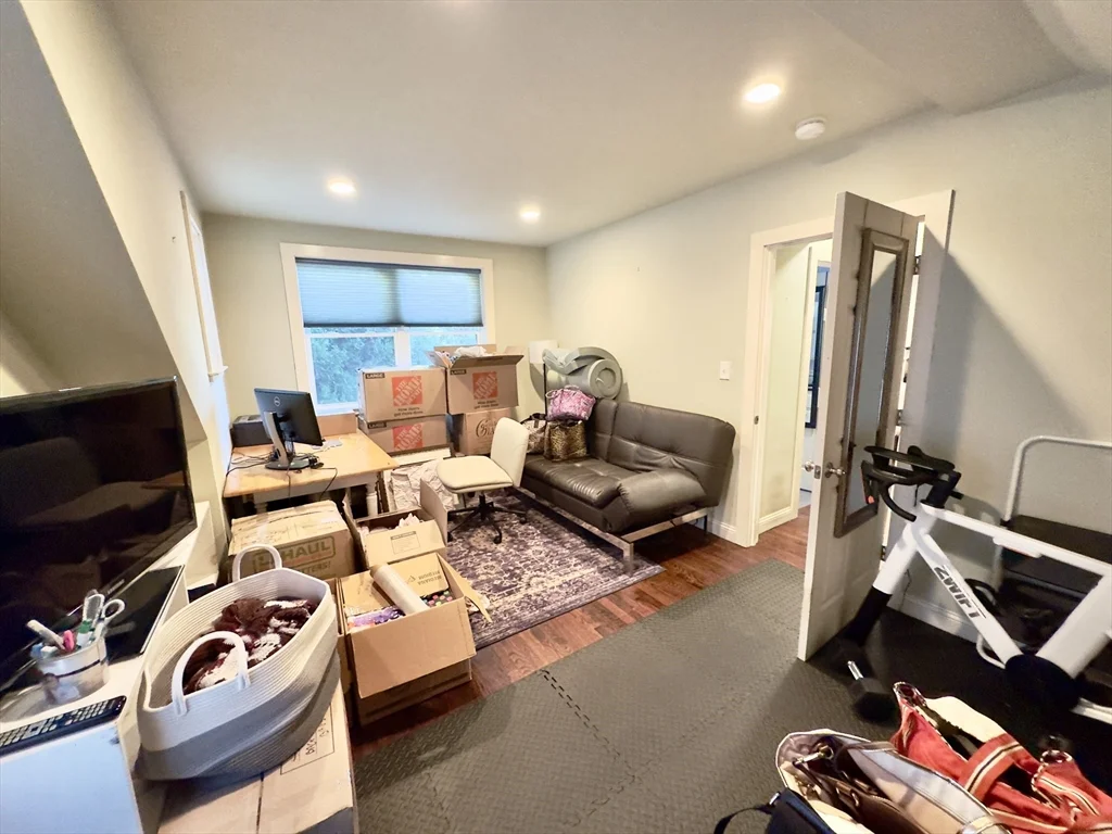 3 bed, 2 bath apartment for rent at 8 Fox Point, Dorchester — photo 32 of 39