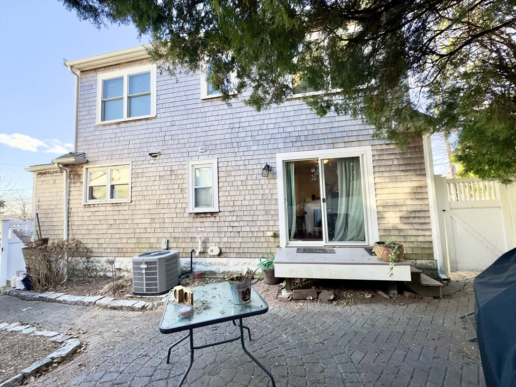 3 bed, 2 bath apartment for rent at 8 Fox Point, Dorchester — photo 13 of 39
