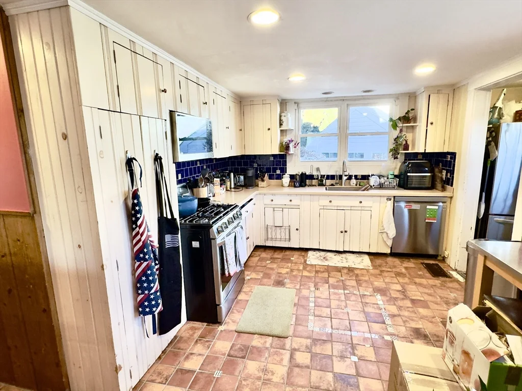 3 bed, 2 bath apartment for rent at 8 Fox Point, Dorchester — photo 22 of 39