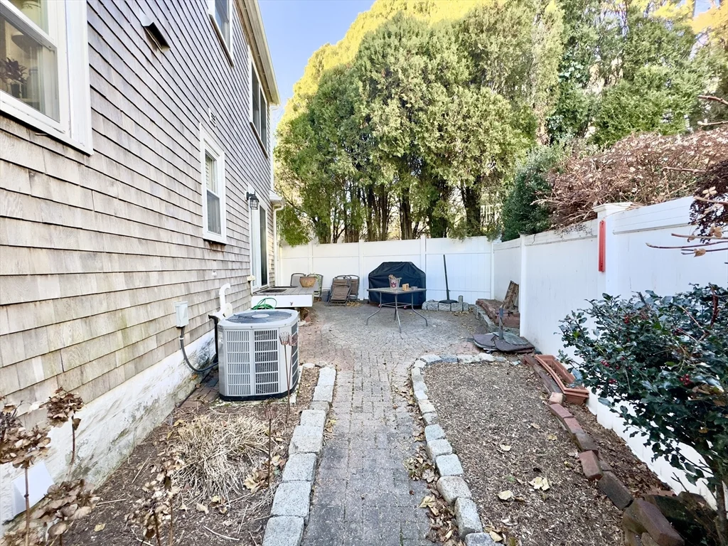 3 bed, 2 bath apartment for rent at 8 Fox Point, Dorchester — photo 11 of 39