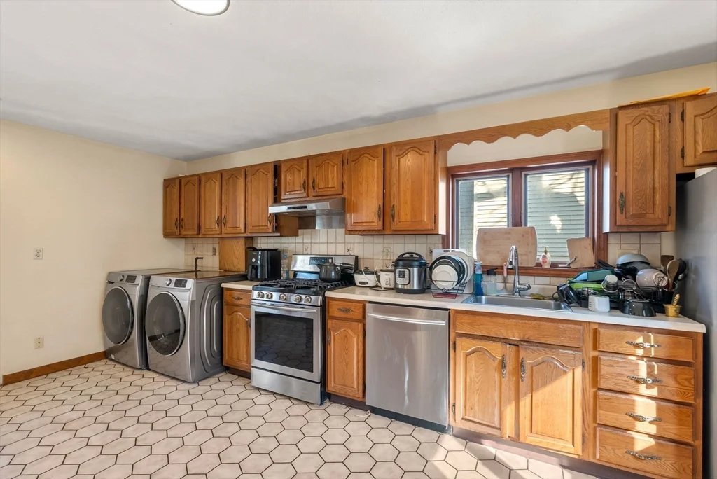 4 bed, 2 bath apartment for rent at 8 Franklin St Unit 2, East Somerville — photo 6 of 19