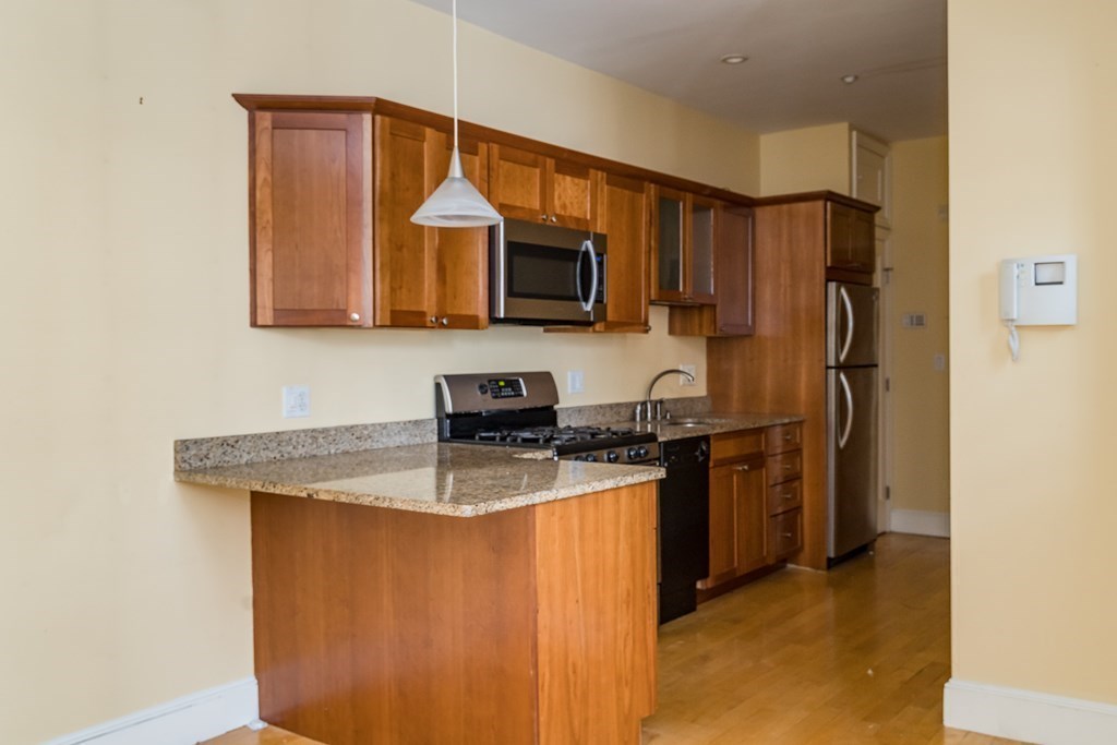 1 bed, 1 bath apartment for rent at 8 Garden Ct Unit 8, North End — photo 3 of 13