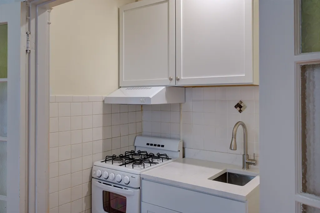 1 bed, 1 bath apartment for rent at 8 Garrison St Unit 608, Back Bay — photo 4 of 13