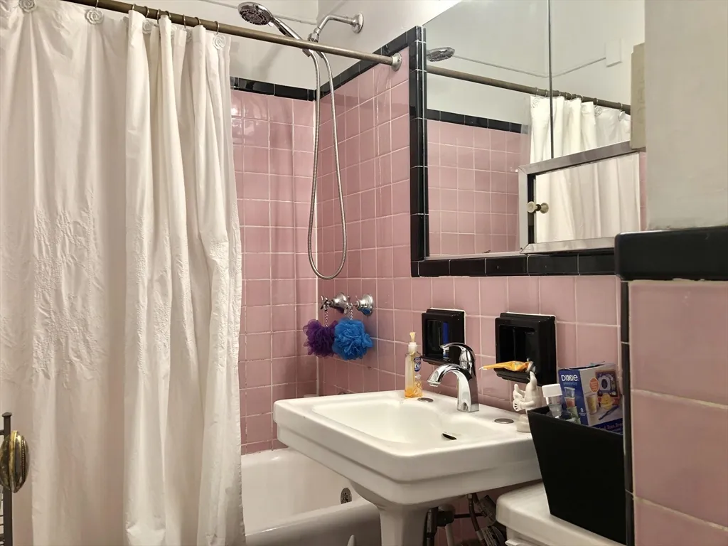 Studio bed, 1 bath apartment for rent at 8 Garrison St Unit 704, Back Bay — photo 5 of 8