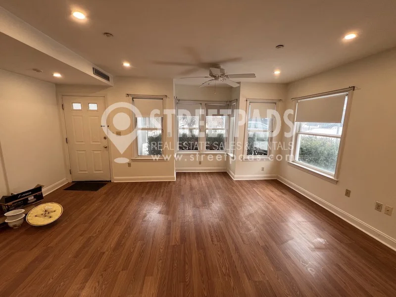 2 bed, 1.5 bath apartment for rent at 8 Glencoe St Unit 1, Oak Square — photo 4 of 24