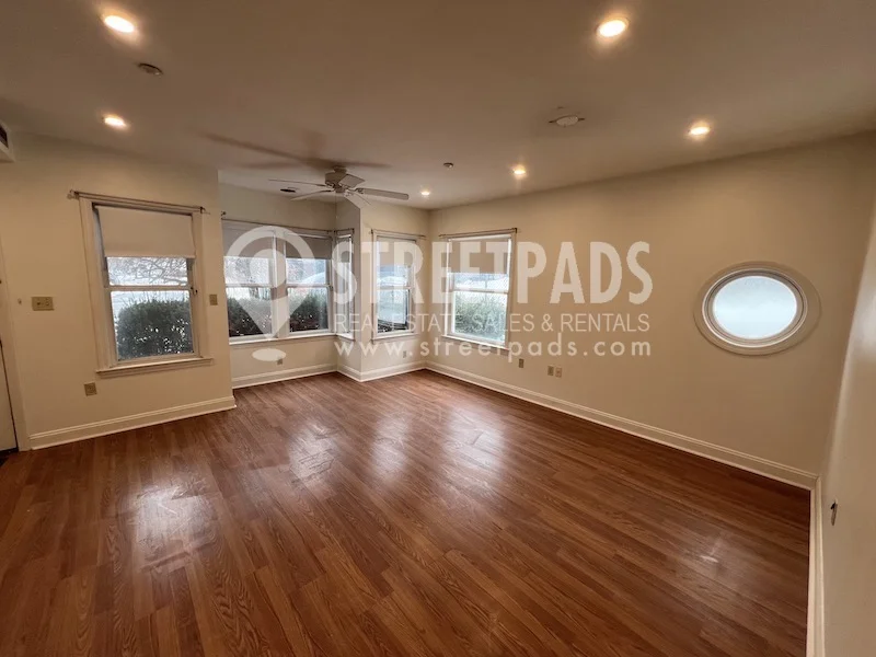 2 bed, 1.5 bath apartment for rent at 8 Glencoe St Unit 1, Oak Square — photo 3 of 24