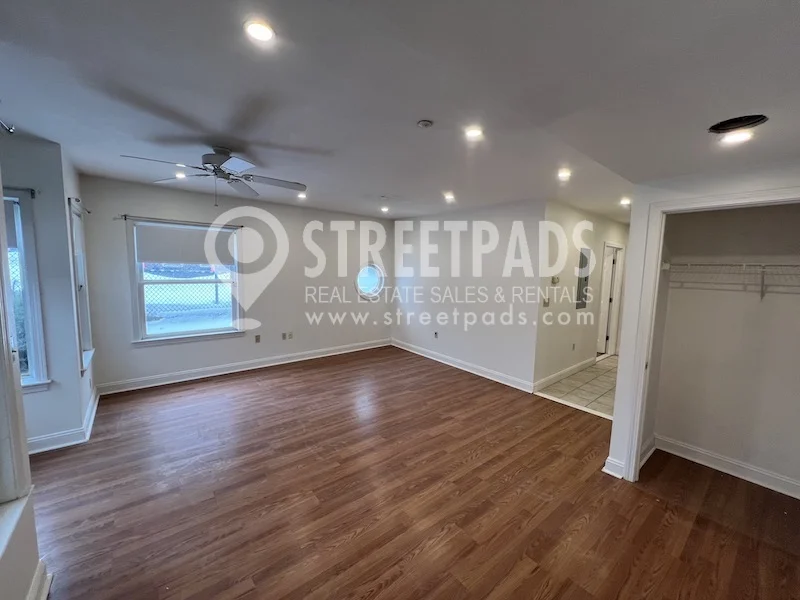 2 bed, 1.5 bath apartment for rent at 8 Glencoe St Unit 1, Oak Square — photo 5 of 24
