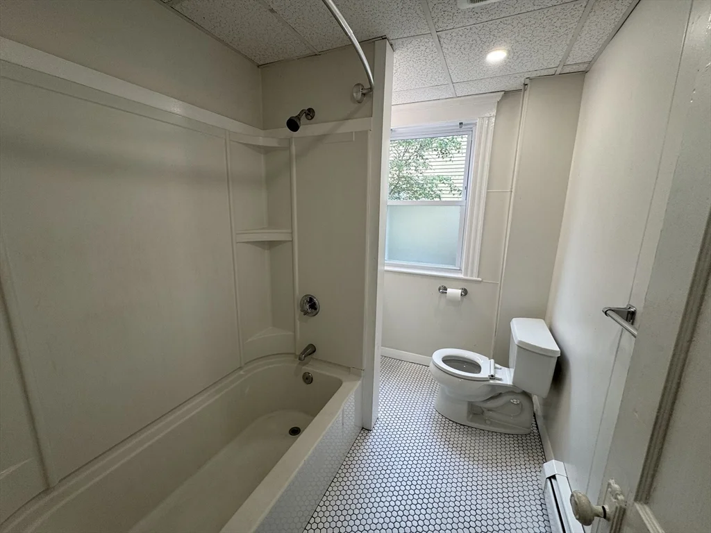 3 bed, 1 bath apartment for rent at 8 Glendale St Unit 1R, Glenwood — photo 6 of 13