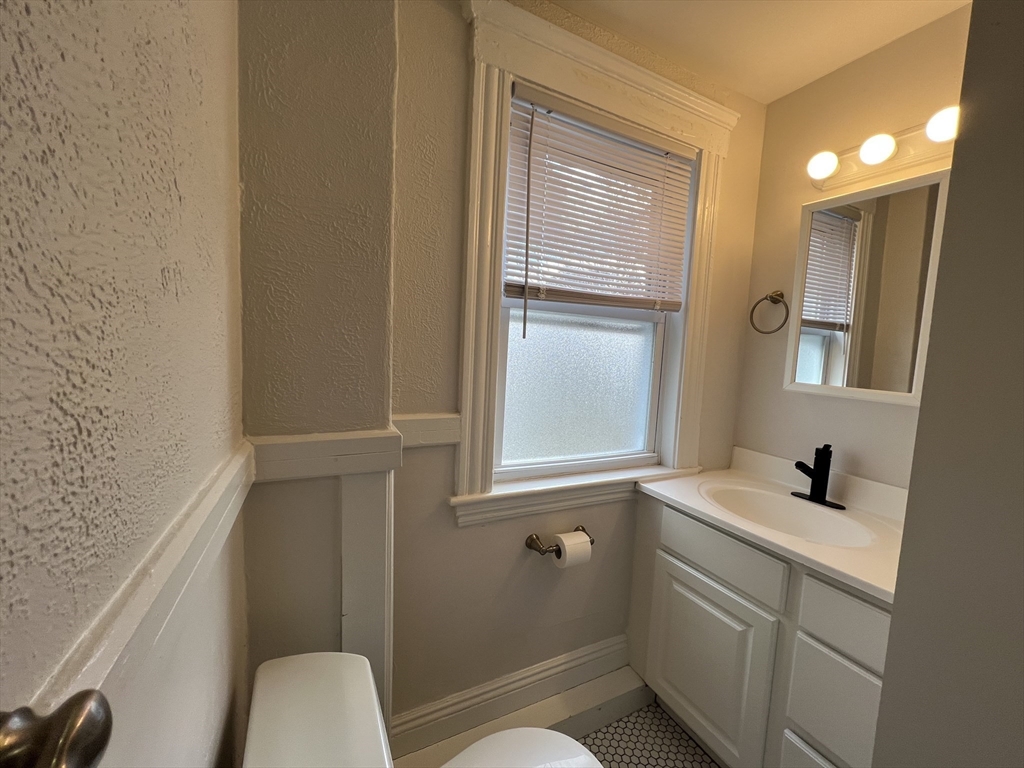 3 bed, 1 bath apartment for rent at 8 Glendale Unit 2, Salem — photo 5 of 11