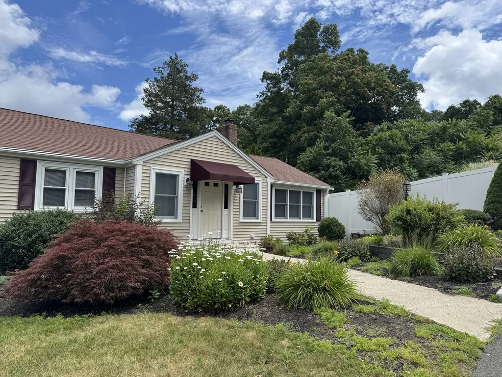 4 bed, 3 bath apartment for rent at 8 Grace Rd, Woburn — photo 1 of 7